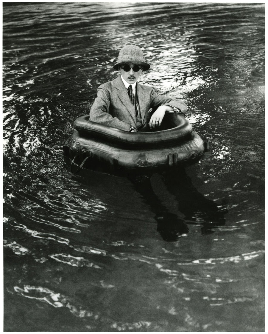 Photo JH LARTIGUE. Zissou. Rouzat, 1911.
copyright. Ministère de la Culture-France/AAJHL
Zissou Lartigue, frère de l’artiste dans un engin hydraulique à la piscine
de la propriété familiale de Rouz