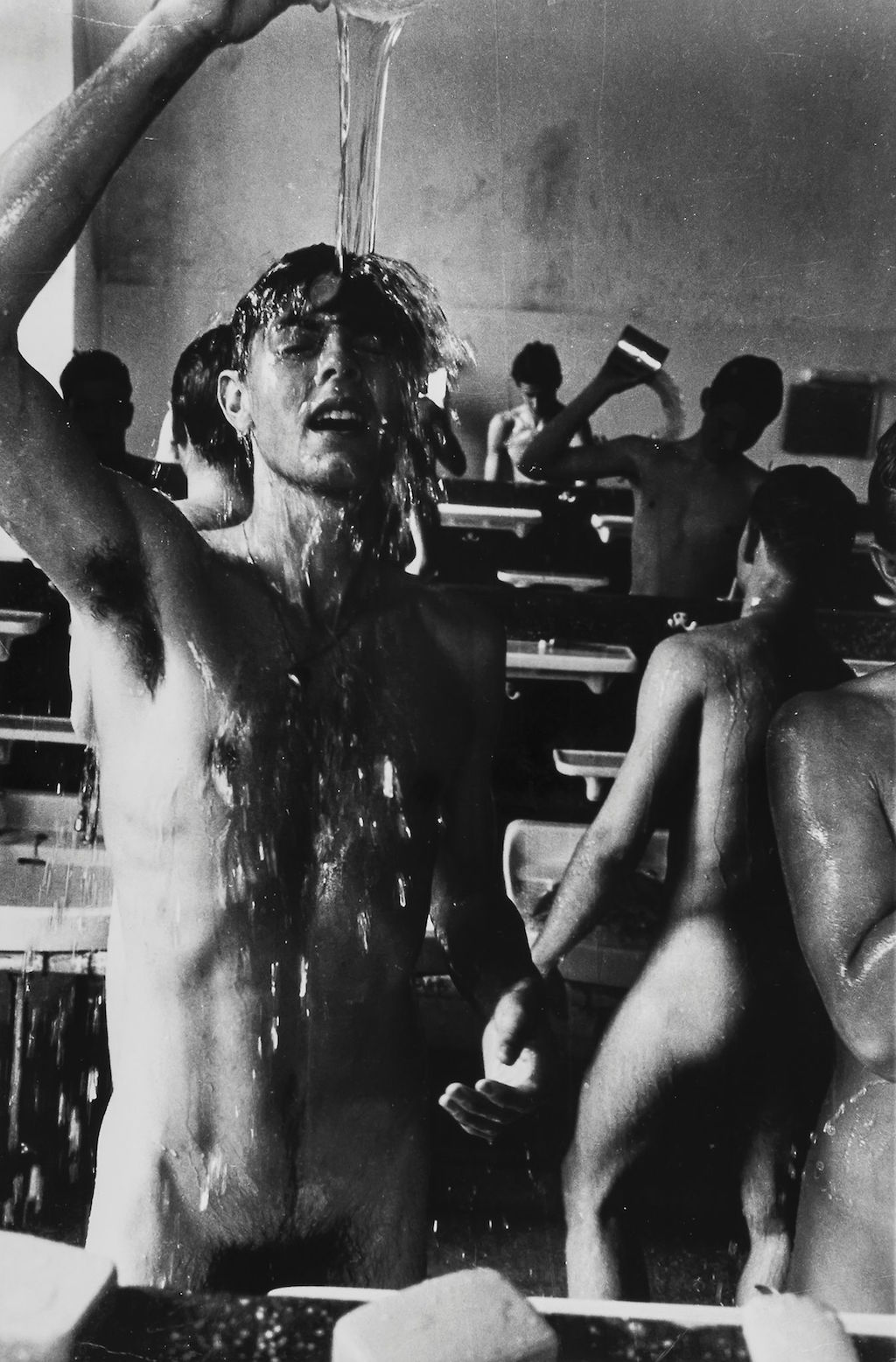 Mike dans la salle de douche © Will McBride