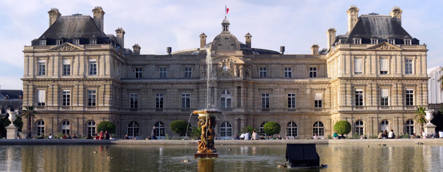 Vue panoramique de la façade des jardins du Sénat © Wikimédia Commons