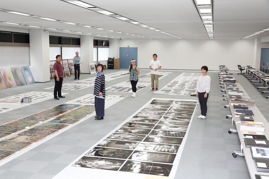 Les juges examinent les œuvres (sélection des prix Excellence Award lors du concours 2015)