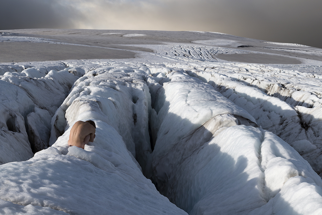« Cette photo est une proposition de naissance qui lie l'homme à la terre : on peut naître des arbres, de la glace... »
L'hypothèse glaciaire © Gaspard Noël
