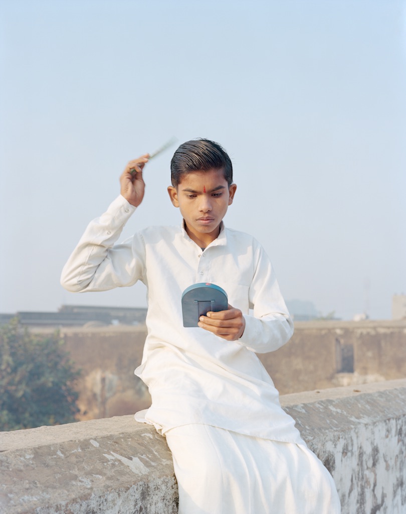 © Lauréat Prix Levallois 2016 - Vasantha Yogananthan, « Rama combing his hair », Ayodhya, 2013 - A Myth of two souls