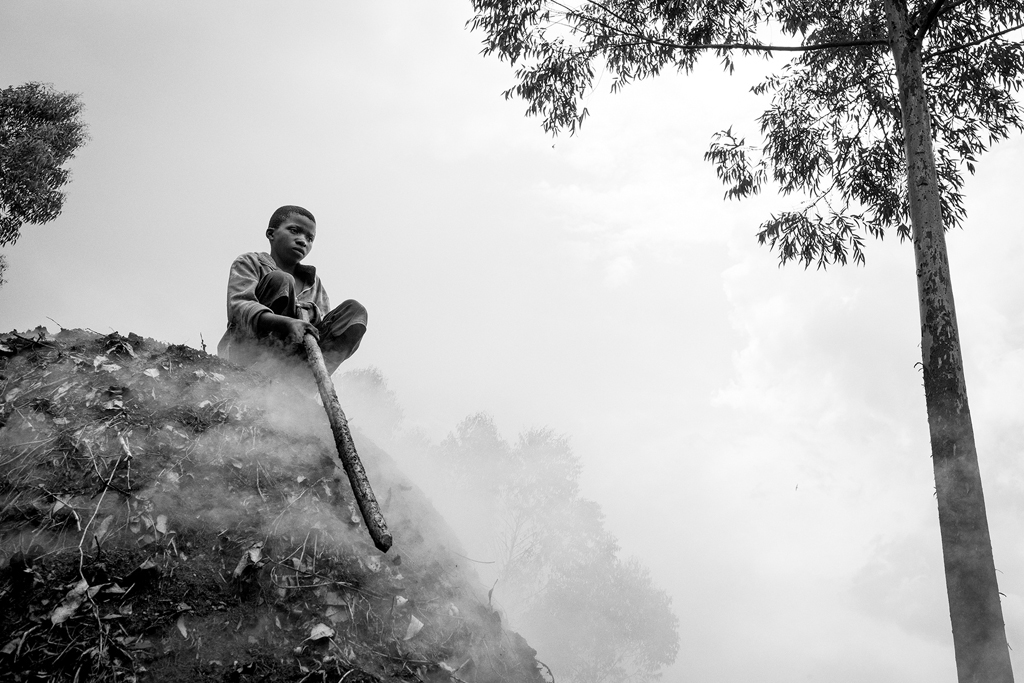 Kotya Libaya : Le bois Congolais a quel prix?
Yoshua Kajeri sur un four à makala, utilisé pour la carbonisation du bois. Avec un taux d’électrification de seulement 9% dans le pays, le charbon de boi